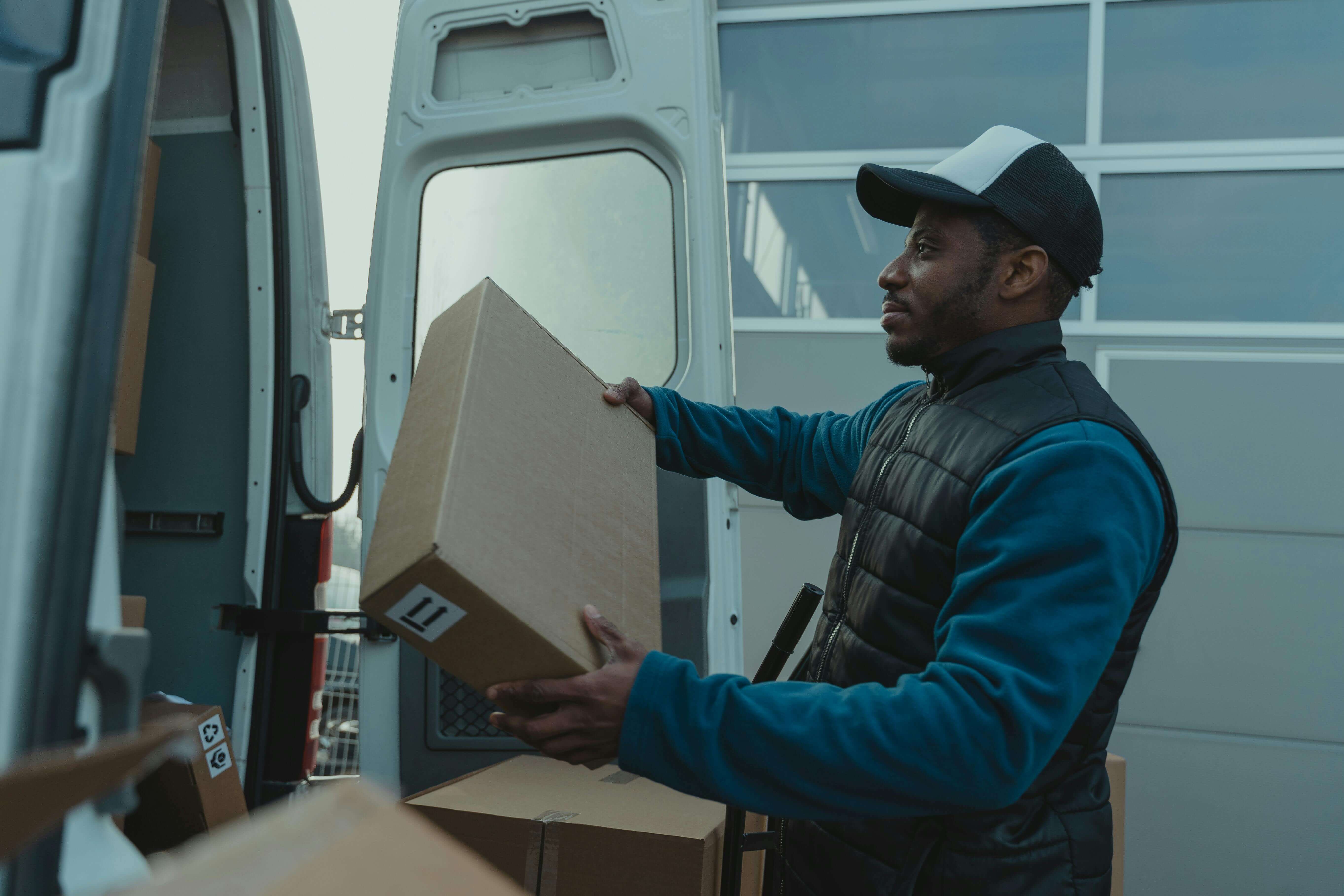 Transport et logistique - Ouvrier déplaçant des colis